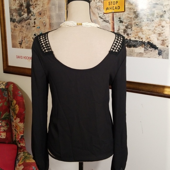 Black scoop neckline top. Size S - Picture 5 of 8